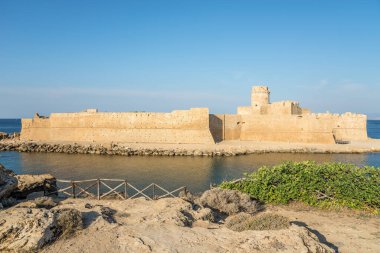 İtalya 'daki Le Castella Kalesi' ne bakın.
