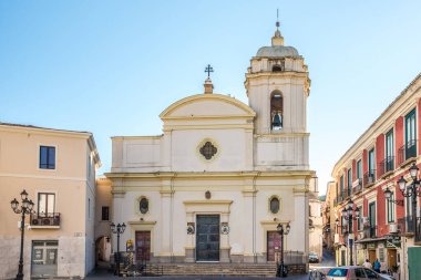 CROTON, İTALYA - 12024 EYLÜL - Crotone sokaklarındaki Santa Severina ve San Dionigi Katedrali 'ne bakın. Crotone İtalya 'nın Calabria şehrinde bir şehirdir..