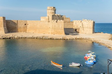 LE Castella, İtalya - Eylül 1.2024 - İtalya 'daki Le Castella köyündeki Kale' de Manzara. Küçük bir kasaba olan Le Castella 'da pek fazla eğlence yok..