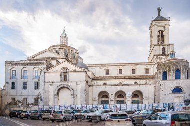 CATANZARO, İtalya - 31 bin 2024 - Catanzaro sokaklarındaki Santa Maria Assunta Katedrali 'ne bakın. Catanzaro, İtalya 'nın Calabria bölgesinin başkentidir..