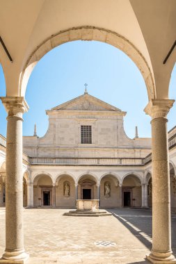 İtalya 'daki San Benedettove Santa Maria Assunta Manastırı' na bakın.