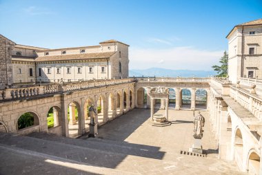 İtalya 'daki Montecassino Manastırı' nın avlusuna bakın.