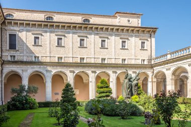 İtalya 'daki Montecassino Manastırı' na bakın.