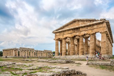 Antik şehir Paestum 'daki Hera Tapınağı' na bakın.