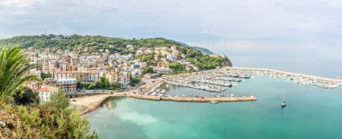Eski Agropoli şehrinden plajlara panoramik manzara - İtalya