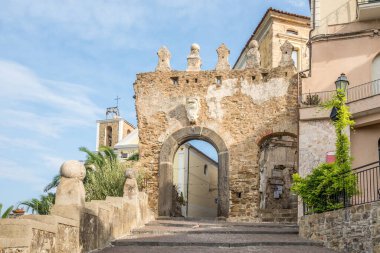Eski Agropoli şehrinin sokaklarında - İtalya