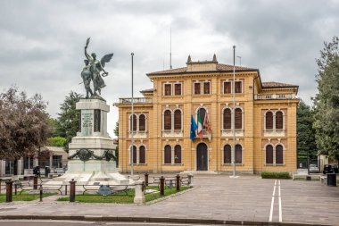 MOGLIANO VENETO, İtalya - 8 Eylül 2024 - Küçük Mogliano Veneto kasabasının sokaklarında. Mogliano Veneto İtalya 'nın kuzeyindeki Treviso ili' ne bağlı bir kasabadır.,