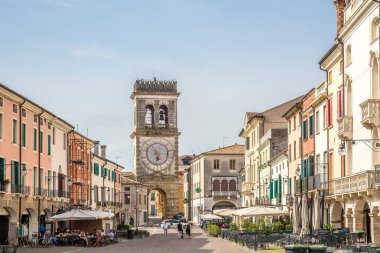 ESTE, ITALY - EPTEMBER 8. 2024 - Doğu kasabasındaki Saat Kulesi 'ne bakın. Este, İtalya 'nın kuzeyindeki Veneto bölgesinde, Padua ili' ne bağlı bir kasabadır..