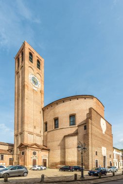 ESTE, ITALY - EPTEMBER 8. 2024 - Santa Tecla Katedrali 'ne bakın. Este, İtalya 'nın kuzeyindeki Veneto bölgesinde, Padua ili' ne bağlı bir kasabadır..