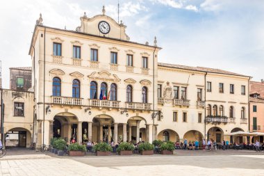 ESTE, ITALY - EPTEMBER 8 Eylül 2024 - Maggiore in Este town 'da. Este, İtalya 'nın kuzeyindeki Veneto bölgesinde, Padua ili' ne bağlı bir kasabadır..