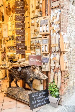 SAN GiMIGNANO, İtalya - 6 Eylül 2024 San Gimignano sokaklarında pazar. San Gimignano, İtalya 'nın Siena eyaletinde yer alan bir ortaçağ kasabasıdır.