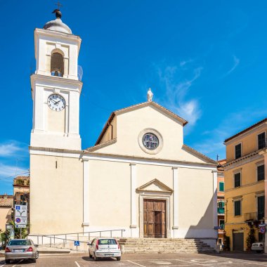 FIANO ROMANO, ITALY - 4 Eylül 2024 - Fiano Romano sokaklarındaki San Dtefano Kilisesi 'ne bakın. Fiano Romano, İtalya 'nın başkenti Roma' da bir şehirdir..