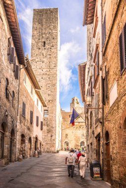 SAN GiMIGNANO, İtalya - 6 Eylül 2024 San Gimignano sokaklarında. San Gimignano, İtalya 'nın Siena eyaletinde yer alan bir ortaçağ kasabasıdır.
