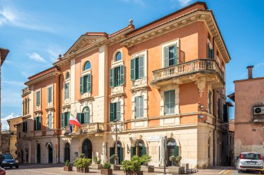 FIANO ROMANO, İTALYA - 4 Eylül 2024 - Fiano Romano sokaklarındaki belediye binasına bakın. Fiano Romano, İtalya 'nın başkenti Roma' da bir şehirdir..