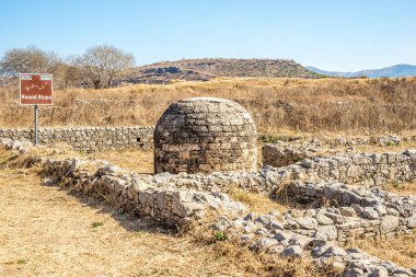 Pakistan 'da Taxila yakınlarındaki Sirkap' taki Round Stupa 'ya bakın.