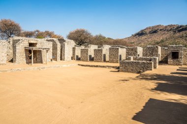 Taxila-Pakistan yakınlarındaki Jaulian 'daki Budist Manastırı' na bakın.