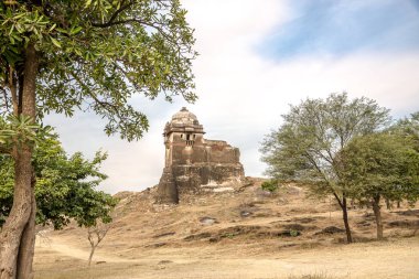 Pakistan 'daki Rohtas Kalesi' nin içindeki Raja Maan Singh Haveli binasına bakın.