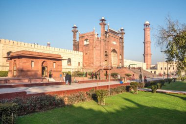 LAHORE, PAKISTAN - 14 Şubat 2025 - Lahore sokaklarındaki Badshahi Camii 'ne bakın. Lahor, Pakistan 'ın Pencap ilinin başkenti ve en büyük şehridir..