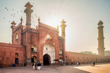 LAHORE, PAKISTAN - 14 Şubat 2025 - Lahore sokaklarındaki Badshahi Camii 'ne bakın. Lahor, Pakistan 'ın Pencap ilinin başkenti ve en büyük şehridir..