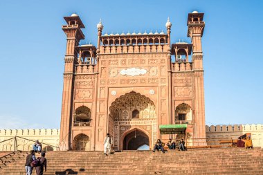 LAHORE, PAKISTAN - 14 Şubat 2025 - Lahor sokaklarındaki Badshahi Camii 'nin girişine bakın. Lahor, Pakistan 'ın Pencap ilinin başkenti ve en büyük şehridir..