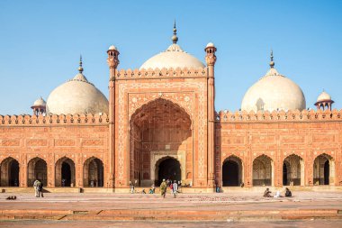 LAHORE, PAKISTAN - 14 Şubat 2025 - Lahore sokaklarındaki Badshahi Camii 'ne bakın. Lahor, Pakistan 'ın Pencap ilinin başkenti ve en büyük şehridir..