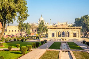 LAHORE, PAKISTAN - 14 Şubat 2025 - Punjab 'daki Lahor Kalesi yakınlarındaki Hazuri Bagh binasında görüş. Lahor, Pakistan 'ın Pencap ilinin başkenti ve en büyük şehridir..