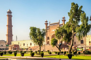 LAHORE, PAKISTAN - 14 Şubat 2025 - Lahore sokaklarındaki Badshahi Camii 'ne bakın. Lahor, Pakistan 'ın Pencap ilinin başkenti ve en büyük şehridir..