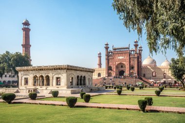 LAHORE, PAKISTAN - 14 Şubat 2025 - Lahore kalesi yakınlarındaki Badshahi Camii ve Hazuri Bagh binasında görüş. Lahor, Pakistan 'ın Pencap ilinin başkenti ve en büyük şehridir..