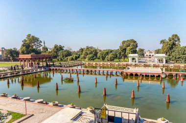 LAHORE, PAKISTAN - 14 Şubat 2025 - Lahor 'daki Shalimar bahçesindeki Fountain Meydanı' na bakın. Lahor, Pakistan 'ın Pencap ilinin başkenti ve en büyük şehridir..