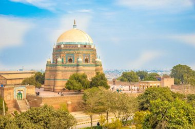 Pakistan 'ın Multan kasabasının sokaklarındaki Rukn-e-Alam Mezarı' na bakın.