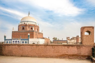 Pakistan 'ın Multan caddelerindeki Bahauddin Zakariya Mezarına bakın.