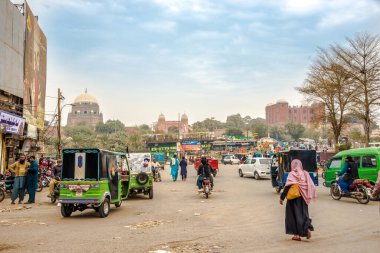 MUTAN, PAKISTAN - 16 Şubat 2025 - Multan kasabasının sokaklarında. Multan Pakistan 'ın Punjab şehrinde Chenab nehrinin kıyısında yer alan bir şehirdir..