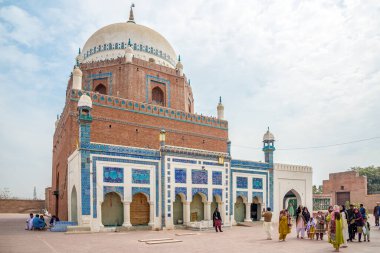 MULTAN, PAKISTAN - ŞUBAT 16. 2025 - Multan kasabasındaki Hazrat Bahauddin Zakariya 'nın Mezarı' na bakın. Multan Pakistan 'ın Punjab şehrinde Chenab nehrinin kıyısında yer alan bir şehirdir..