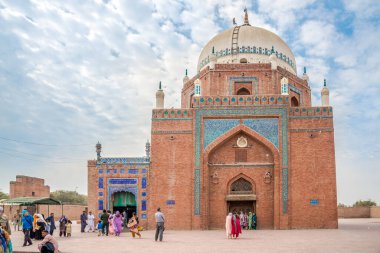 MULTAN, PAKISTAN - ŞUBAT 16. 2025 - Multan kasabasındaki Hazrat Bahauddin Zakariya 'nın Mezarı' na bakın. Multan Pakistan 'ın Punjab şehrinde Chenab nehrinin kıyısında yer alan bir şehirdir..
