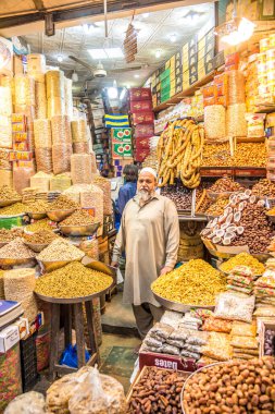 BAWAHALPUR, PAKISTAN - 17 Şubat 2025 - Bawahalpur sokaklarındaki pazarda. Bahawalpur Pakistan 'ın Pencap şehrinde bir şehirdir.. 