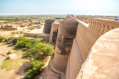 Cholistan Çölü yakınlarındaki Derawar Kalesi 'ne bakın.