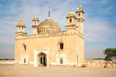 Pakistan 'daki Derawar Kalesi yakınlarındaki Abbasi Jamia Shahi Camii' nin avlusuna bakın.