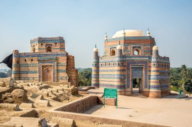 SHARIF, PAKISTAN - 18 Şubat 2025 - Uch Şerif 'teki Baha' al Halim ve Nuriyas 'ın mezarlarına bakın. Uch Sharif Pakistan 'ın Punjab eyaletinde tarihi bir şehirdir.. 