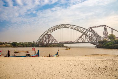 SUKKUR, PAKISTAN - Şubat 19.2025 - Sukkur 'daki Indus nehri üzerindeki köprülere bakın. Sukkur, Pakistan 'ın Sindh eyaletinde İndus Nehri' nin batı kıyısında bir şehirdir..