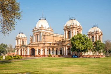 Pakistan, Bahawalpur 'daki Noor Mahal Sarayı' na bakın.