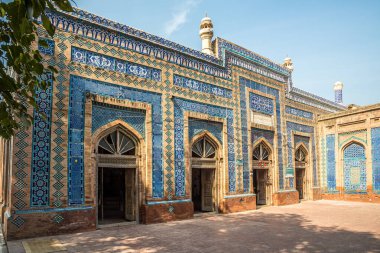 Pakistan 'ın Uch Şerif kasabasındaki Celaleddin Buhari Camii' ne bakın.