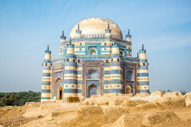 Pakistan 'ın Uch Şerif kasabasındaki Jawindi Mezarına bakın.