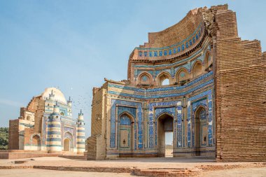 Uch Şerif kasabasındaki Baha 'al Halim ve Nuriyas Mezarları' na bakın - Pakistan