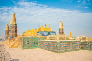 Sukkur 'daki Indus nehri kıyısındaki Satiyen Jo Asthan (Yedi Kız Kardeş Mezarı)' na bakın.