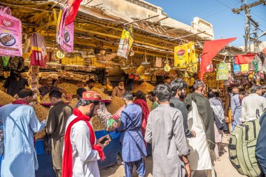SEHWAN, PAKISTAN - 20 Şubat 2025 - Sehwan şehrinin sokaklarında. Sehwan, Pakistan 'ın Jamshoro Bölgesi Sindh şehrinde bulunan tarihi bir şehirdir..