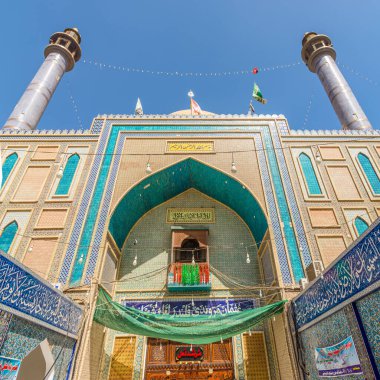 SEHWAN, PAKISTAN - 20 Şubat 2025 - Sehwan 'daki Lal Shahbaz Kalender Tapınağı. 13. yüzyıl Müslüman ve Sufi azizi Lal Şahbaz Kalendar 'a adanmış türbe ve anıt mezar.. 