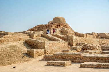 MOHENJO DARO, PAKISTAN - 19 Şubat 2025 - Mohenjo-daro sitesinin Stupa 'sına bakın. Mohenjo-daro, Pakistan 'ın Sindh bölgesindeki Larkana bölgesinde bir arkeolojik sitedir.. 