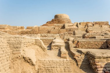 Pakistan 'ın Larkana kentindeki Mohenjo-daro Arkeoloji sahasındaki Stupa' ya bakın.