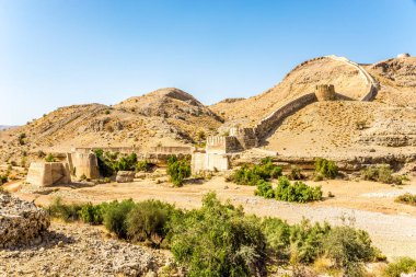 Ranikot Kalesi 'ne bakın. Sindh Seddi olarak da bilinir. Pakistan.