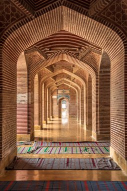 Pakistan 'ın Thatta kasabasındaki Mansoor Cihan Camii' nin dekorasyonuna bakın.